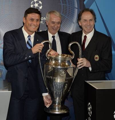 Mailand 22 04 2016 - Champions League Trophy im Mailänder Palazzo Marino DanielexBuffa - Franco Baresi-Javier Zanetti-Giuliano Pisapia 