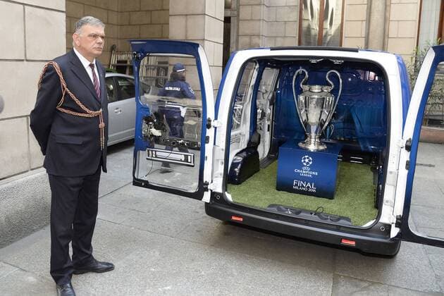 Themen der Woche - Sport Bilder des Tages - Sport Mailand 22 04 2016 - Champions League Trophy im Mailänder Palazzo Marino DanielexBuffa - Champions League Trophäe, Pokal 