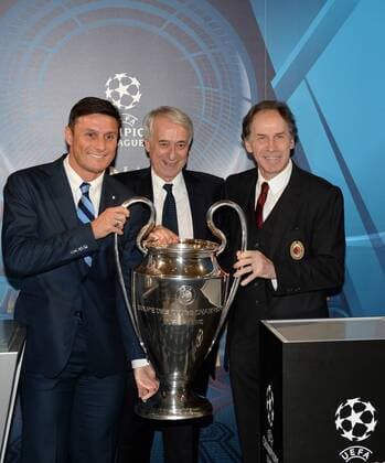 Fußball, Champions League Pokal wird in Mailand präsentiert JAVIER ZANETTI (INTER), GIULIANO PISAPIA (SINDACO DI MILANO), FRANCO BARESI (AC MILAN) mit Pokal CHAMPIONS LEAGUE Champions League Trophy im Mailänder Palazzo Marino 22-04-2016