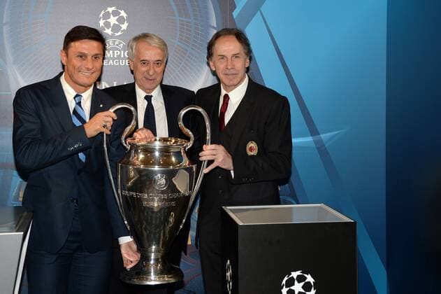 Fußball, Champions League Pokal wird in Mailand präsentiert JAVIER ZANETTI (INTER), GIULIANO PISAPIA (SINDACO DI MILANO), FRANCO BARESI (AC MILAN) mit Pokal CHAMPIONS LEAGUE Champions League Trophy im Mailänder Palazzo Marino 22-04-2016