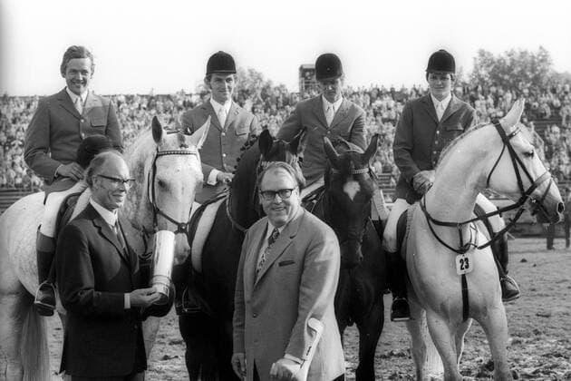 CHIO Aachen 1972, v.li.: Fritz Ligges auf Robin, Hartwig Steenken auf Kosmos, Hermann Schridde auf Kadett, Gerd Wiltfang auf Askan, vorn re. Bundesminister für Ernährung, Landwirtschaft und Forsten Josef Ertl (FDP)