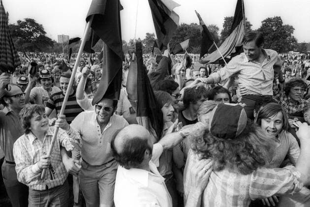 Fußball, Trainerhistorie, FSV Frankfurt Finale Deutsche Amateurmeisterschaft 1972 in Neuwied, Fans von Meister FSV Frankfurt stürmen den Platz und feiern Trainer Erich Gehbauer