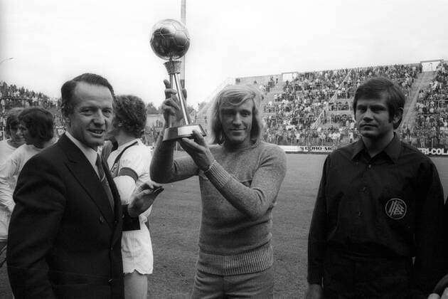 Kicekr Chefredakteur Karl Heinz Heimann zeichnet Günter Netzer (BR Deutschland Borussia Mönchengladbach) als Fußballer des Jahres 1972 aus