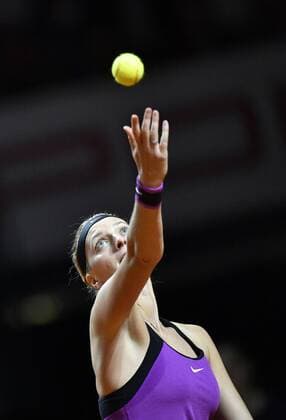 Petra Kvitova (CZE) Aktion Aufschlag Tennis Damen 22.04.2016 Porsche Tennis Grand Prix GP Stuttgart 2016 Porsche-Arena 16.04.-24.04.2016 Porsche Tennis Grand Prix Stuttgart 2016