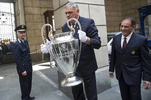 Fußball, Champions League Pokal wird in Mailand präsentiert Football - soccer: UEFA Champions League, palazzo Marino xHOCHxZWEIx xItalyxPhotoxPressx 