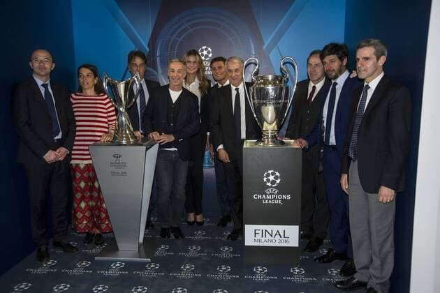 Fußball, Champions League Pokal wird in Mailand präsentiert Football - soccer: UEFA Champions League, , la foto di gruppo con le coppe della finale della women s champions league, della champions league xHOCHxZWEIx xItalyxPhotoxPressx 