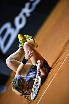 Bilder des Tages - Sport Laura Siegemund (GER) Sturz stürzt Tennis Damen 22.04.2016 Porsche Tennis Grand Prix GP Stuttgart 2016 Porsche-Arena 16.04.-24.04.2016 Porsche Tennis Grand Prix Stuttgart 2016