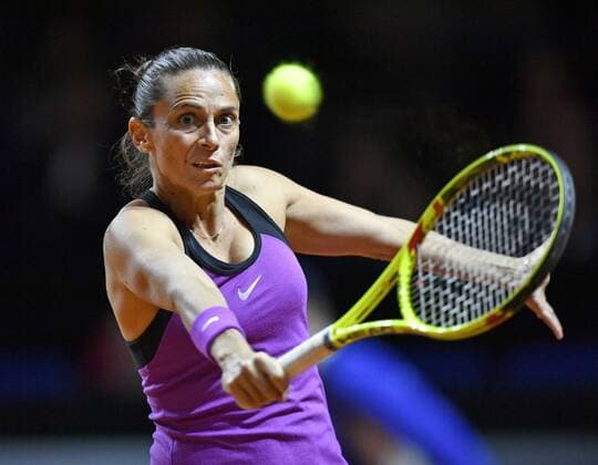 Roberta Vinci (ITA) Aktion Tennis Damen 22.04.2016 Porsche Tennis Grand Prix GP Stuttgart 2016 Porsche-Arena 16.04.-24.04.2016 Porsche Tennis Grand Prix Stuttgart 2016