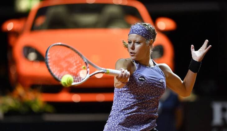Laura Siegemund (GER) Aktion vor Siegerfahrzeug Porsche 718 Boxster Tennis Damen 22.04.2016 Porsche Tennis Grand Prix GP Stuttgart 2016 Porsche-Arena 16.04.-24.04.2016 Porsche Tennis Grand Prix Stuttgart 2016