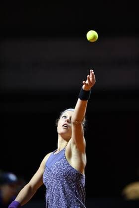 Laura Siegemund (GER) Aktion Aufschlag Tennis Damen 22.04.2016 Porsche Tennis Grand Prix GP Stuttgart 2016 Porsche-Arena 16.04.-24.04.2016 Porsche Tennis Grand Prix Stuttgart 2016