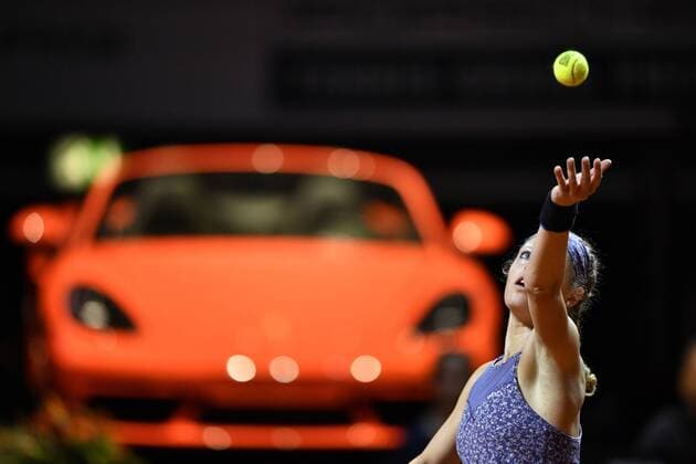 Laura Siegemund (GER) Aktion vor Siegerfahrzeug Porsche 718 Boxster Aufschlag Tennis Damen 22.04.2016 Porsche Tennis Grand Prix GP Stuttgart 2016 Porsche-Arena 16.04.-24.04.2016 Porsche Tennis Grand Prix Stuttgart 2016
