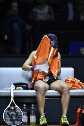 Laura Siegemund (GER) mit Handtuch über Kopf kurios Tennis Damen 22.04.2016 Porsche Tennis Grand Prix GP Stuttgart 2016 Porsche-Arena 16.04.-24.04.2016 Porsche Tennis Grand Prix Stuttgart 2016