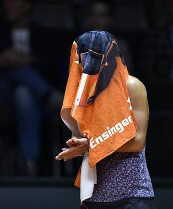 Laura Siegemund (GER) mit Handtuch über Kopf kurios Tennis Damen 22.04.2016 Porsche Tennis Grand Prix GP Stuttgart 2016 Porsche-Arena 16.04.-24.04.2016 Porsche Tennis Grand Prix Stuttgart 2016