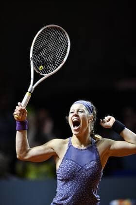 Bilder des Tages - Sport Laura Siegemund (GER) unbändiger Jubel jubelt über gewonnenes Viertelfinale und Einzug ins Halbfinale Freude Emotion Tennis Damen 22.04.2016 Porsche Tennis Grand Prix GP Stuttgart 2016 Porsche-Arena 16.04.-24.04.2016 Porsche Tennis Grand Prix Stuttgart 2016