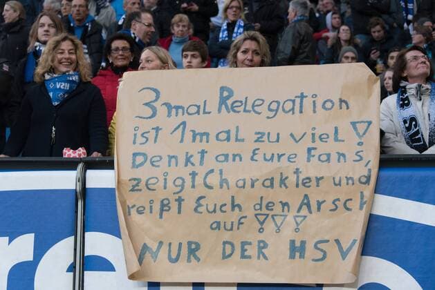 GER, 1.FBL. Hamburger SV vs Werder Bremen 22.04.2016, Volksparkstadion, Hamburg, GER, 1.FBL. Hamburger SV vs Werder Bremen , im Bild 3 mal Relegation ist 1mal zu viel - denkt an eure Fans zeigt Charakter und reißt euch den Arsch auf - nur der HSV - Fan Aktion vor dem Spiel Gestik, Mimik, Feature nordphotox xKokenge