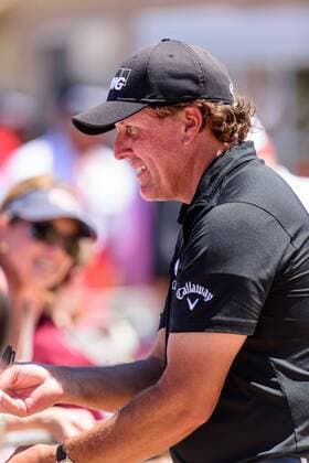 22 April 2016: Phil Mickelson signs autographs after the second round of the Valero Texas Open at the TPC San Antonio Oaks Course in San Antonio, TX. (Photo by Daniel Dunn Icon Sportswire) GOLF: APR 22 PGA Golf Herren - Valero Texas Open - Second Round Icon16042243 EDITORIAL USE ONLY