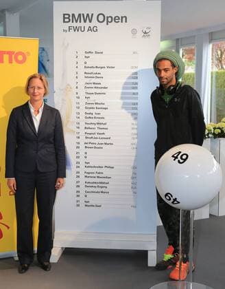 23.04.2016, BMW Open 2016, MTTC Iphitos München, ATP Tennis Herren Tour Tennis, im Bild: Ulrike Sturm und Dustin Brown vor der Spielplan des BMW Open 2016
