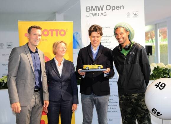 23.04.2016, BMW Open 2016, MTTC Iphitos München, ATP Tennis Herren Tour Tennis, im Bild: Patrick Kühnen, Ulrike Sturm, Fabian Tross und Dustin Brown mit das Hauptgewinn ein BMW Cabrio