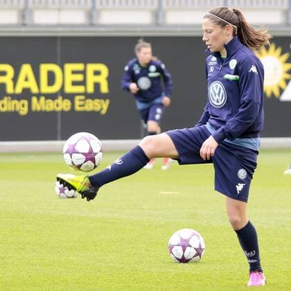 Fußball, UWCL, Abschlusstraining VfL Wolfsburg; Elise Bussaglia (Wolfsburg, 30) am Ball. xtgx