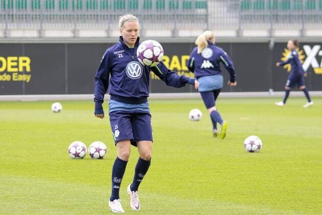 Fußball, UWCL, Abschlusstraining VfL Wolfsburg; Lara Dickenmann (Wolfsburg, 21) am Ball. xtgx