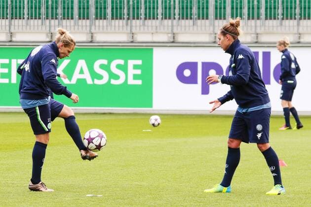 Fußball, UWCL, Abschlusstraining VfL Wolfsburg; Isabel Kerschowski (Wolfsburg, 27) und Babett Peter (Wolfsburg, 8). xtgx