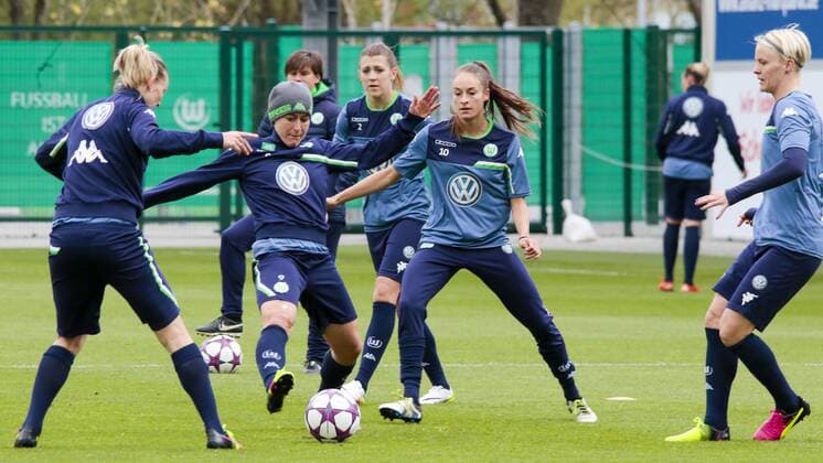 Fußball, UWCL, Abschlusstraining VfL Wolfsburg; v.l. Anna Blässe (Wolfsburg, 9) gegen Tessa Wullaert (Wolfsburg, 10) Zweikampf, Duell, duell, tackle, Tackling, Aktion, action. xtgx