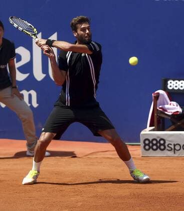 French tennis player Benoit Paire returns the ball to Japanese Kei Nishikori during a Barcelona Open Banc Sabadell Trofeo Conde de Godo semifinal match in Barcelona, Catalonia, Spain, 23 April 2016. Nishikori won 3-6, 2-6. BENOIT PAIRE VS KEI NISHIKORI !ACHTUNG: NUR REDAKTIONELLE NUTZUNG!  BCN001 20160423-635970249697360190