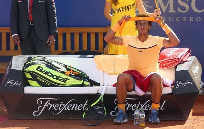 Spanish tennis player Rafael Nadal changes his clothes during a Barcelona Open Banc Sabadell Trofeo Conde de Godo semifinal in Barcelona, Catalonia, Spain, 23 April 2016. Nadal won 6-3,6-3 RAFEL NADAL VS PHILIPP KOHLSCHERBER !ACHTUNG: NUR REDAKTIONELLE NUTZUNG!  BCN013 20160423-635970337292001358