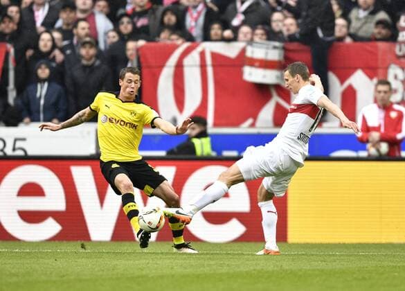 Zweikampf, Aktion Erik Durm BVB Borussia Dortmund (links) gegen Florian Klein VfB Stuttgart (rechts) VfB Stuttgart vs Borussia Dortmund BVB 23.04.2016 VfB Stuttgart vs Borussia Dortmund BVB