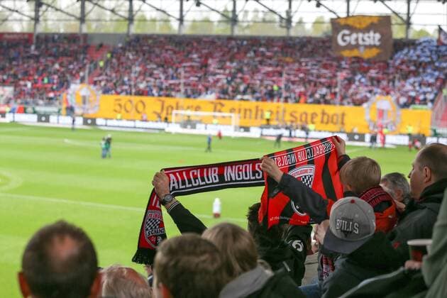 Fußball, Stadiongeschichte FC Ingolstadt 04 1. Bundesliga - Fußball - FC Ingolstadt 04 - Hannover 96 - Schal Jubel Choreografie 500 Jahre Reinheitsgebot 1. BL - FC Ingolstadt 04 Saison 2015 2016 Hannover 96