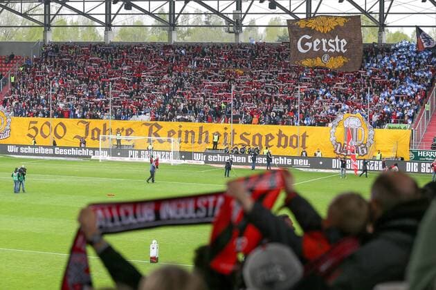 Fußball, Stadiongeschichte FC Ingolstadt 04 1. Bundesliga - Fußball - FC Ingolstadt 04 - Hannover 96 - Schal Jubel Choreografie 500 Jahre Reinheitsgebot 1. BL - FC Ingolstadt 04 Saison 2015 2016 Hannover 96
