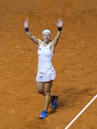 Laura SIEGEMUND, GER schreit und jubelt, Jubel, Freude, Emotionen, Feiern, Lachen, jubelt, freuen, reisst die Arme hoch, ballt die Faust ( beim Sieg gegen Agnieszka Radwanska) beim Halbfinale Tennis Grand Prix Porsche Damen WTA Tennis Damen in Stuttgart , 23.04.2016