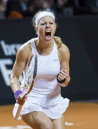 Themen der Woche - Sport Bilder des Tages - Sport Laura SIEGEMUND, GER schreit und jubelt, Jubel, Freude, Emotionen, Feiern, Lachen, jubelt, freuen, reisst die Arme hoch, ballt die Faust ( im Spiel gegen Agnieszka Radwanska) beim Halbfinale Tennis Grand Prix Porsche Damen WTA Tennis Damen in Stuttgart , 23.04.2016