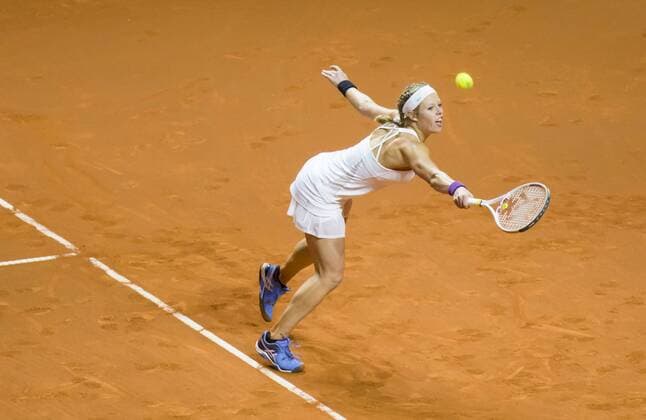 Laura SIEGEMUND, GER in Aktion Vorhand Rueckhand Aufschlag ( beim Sieg gegen Agnieszka Radwanska) beim Halbfinale Tennis Grand Prix Porsche Damen WTA Tennis Damen in Stuttgart , 23.04.2016