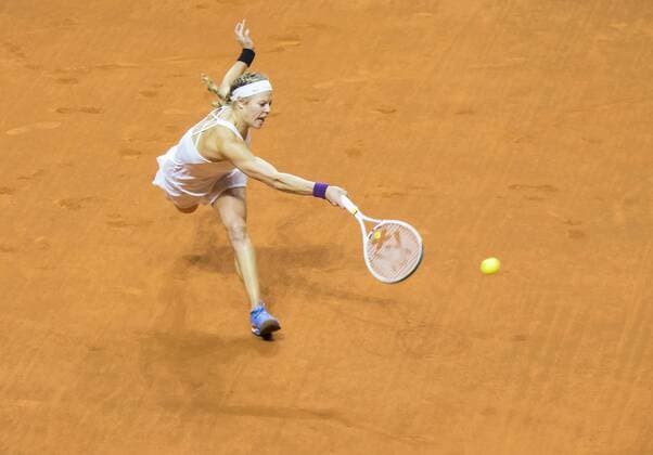 Laura SIEGEMUND, GER in Aktion Vorhand Rueckhand Aufschlag ( beim Sieg gegen Agnieszka Radwanska) beim Halbfinale Tennis Grand Prix Porsche Damen WTA Tennis Damen in Stuttgart , 23.04.2016