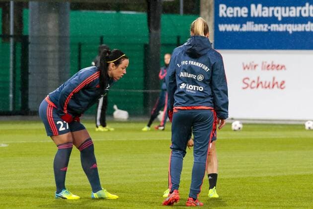 Fußball, UWCL, Abschlusstraining 1. FFC Frankfurt; Peggy Kuznik (Frankfurt, 27) dehnt sich. xtgx