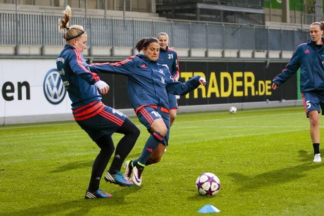 Fußball, UWCL, Abschlusstraining 1. FFC Frankfurt; Dzsenifer Marozsan (Frankfurt, 10) geht zum Ball, Zweikampf, Duell, duell, tackle, Tackling, Aktion, action. xtgx