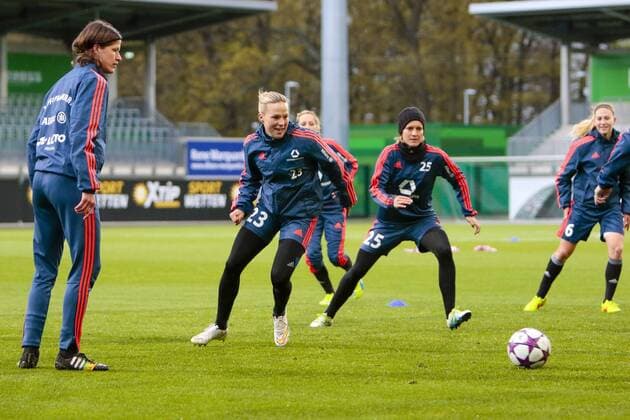 Fußball, UWCL, Abschlusstraining 1. FFC Frankfurt; v.l. Isabelle Linden (Bella Linden, Frankfurt, 23), Saskia Bartusiak (Frankfurt, 25). xtgx