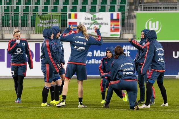 Fußball, UWCL, Abschlusstraining 1. FFC Frankfurt; Frankfurts Spielerinnen dehnen sich. xtgx