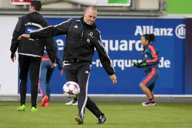Fußball, UWCL, Abschlusstraining 1. FFC Frankfurt; Matt Ross (Trainer, Frankfurt) schießt einen Ball. xtgx