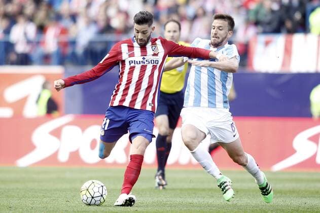 Atletico de Madrid s Yannick Carrasco (l) and Malaga CF s Ignacio Camacho during La Liga match. April 23,2016.  (2016042378)