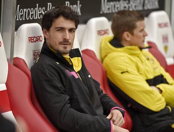 23.04.2016, Fussball 1.Bundesliga 2015 2016, 31.Spieltag, VfB Stuttgart - Borussia Dortmund, in der Mercedes-Benz-Arena Stuttgart. Mats Hummels (Dortmund) auf der Bank. 