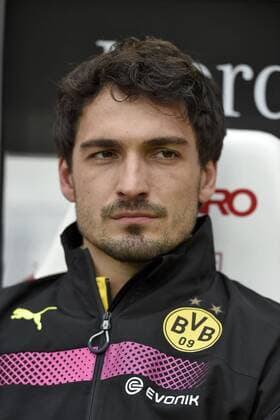 23.04.2016, Fussball 1.Bundesliga 2015 2016, 31.Spieltag, VfB Stuttgart - Borussia Dortmund, in der Mercedes-Benz-Arena Stuttgart. Mats Hummels (Dortmund) auf der Bank. 