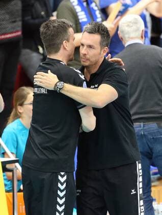 Allianz MTV Stuttgart - Dresdner SC Deutschland, Stuttgart, 23.04.2016, Volleyball, 1. Bundesliga Frauen, Saison 2015 2016, Finale, Spiel 2, Allianz MTV Stuttgart - Dresdner SC: v.l. Alexander Waibl (Trainer Dresdner SC), Guillermo Hernandez (Trainer Allianz MTV Stuttgart).