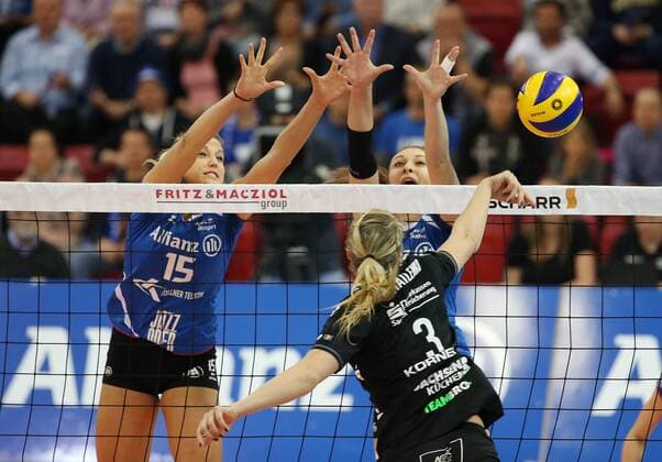 Allianz MTV Stuttgart - Dresdner SC Deutschland, Stuttgart, 23.04.2016, Volleyball, 1. Bundesliga Frauen, Saison 2015 2016, Finale, Spiel 2, Allianz MTV Stuttgart - Dresdner SC: v.l. Nichole Lindow (Allianz MTV Stuttgart), Kristina Mikhailenko (Dresdner SC), Michaela Mlejnkova (Allianz MTV Stuttgart).