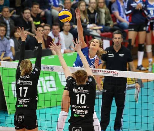 Allianz MTV Stuttgart - Dresdner SC Deutschland, Stuttgart, 23.04.2016, Volleyball, 1. Bundesliga Frauen, Saison 2015 2016, Finale, Spiel 2, Allianz MTV Stuttgart - Dresdner SC: v.l. Gina Manusco (Dresdner SC), Kaja Grobelna (Allianz MTV Stuttgart), Kathleen Slay (Dresdner SC).