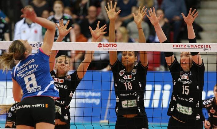 Allianz MTV Stuttgart - Dresdner SC Deutschland, Stuttgart, 23.04.2016, Volleyball, 1. Bundesliga Frauen, Saison 2015 2016, Finale, Spiel 2, Allianz MTV Stuttgart - Dresdner SC: v.l. Kaja Grobelna (Allianz MTV Stuttgart), Kristina Mikhailenko, Nneka Onyejekwe, Michelle Bartsch (alle Dresdner SC).