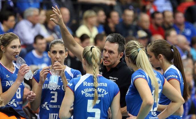 Allianz MTV Stuttgart - Dresdner SC Deutschland, Stuttgart, 23.04.2016, Volleyball, 1. Bundesliga Frauen, Saison 2015 2016, Finale, Spiel 2, Allianz MTV Stuttgart - Dresdner SC: mi. Guillermo Hernandez (Trainer Allianz MTV Stuttgart).