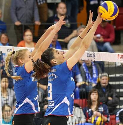 Allianz MTV Stuttgart - Dresdner SC Deutschland, Stuttgart, 23.04.2016, Volleyball, 1. Bundesliga Frauen, Saison 2015 2016, Finale, Spiel 2, Allianz MTV Stuttgart - Dresdner SC: v.l. Kim Renkema, Micheli Pissinato Tomazela (beide Allianz MTV Stuttgart).