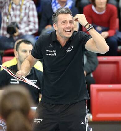 Allianz MTV Stuttgart - Dresdner SC Deutschland, Stuttgart, 23.04.2016, Volleyball, 1. Bundesliga Frauen, Saison 2015 2016, Finale, Spiel 2, Allianz MTV Stuttgart - Dresdner SC: Guillermo Hernandez (Trainer Allianz MTV Stuttgart).
